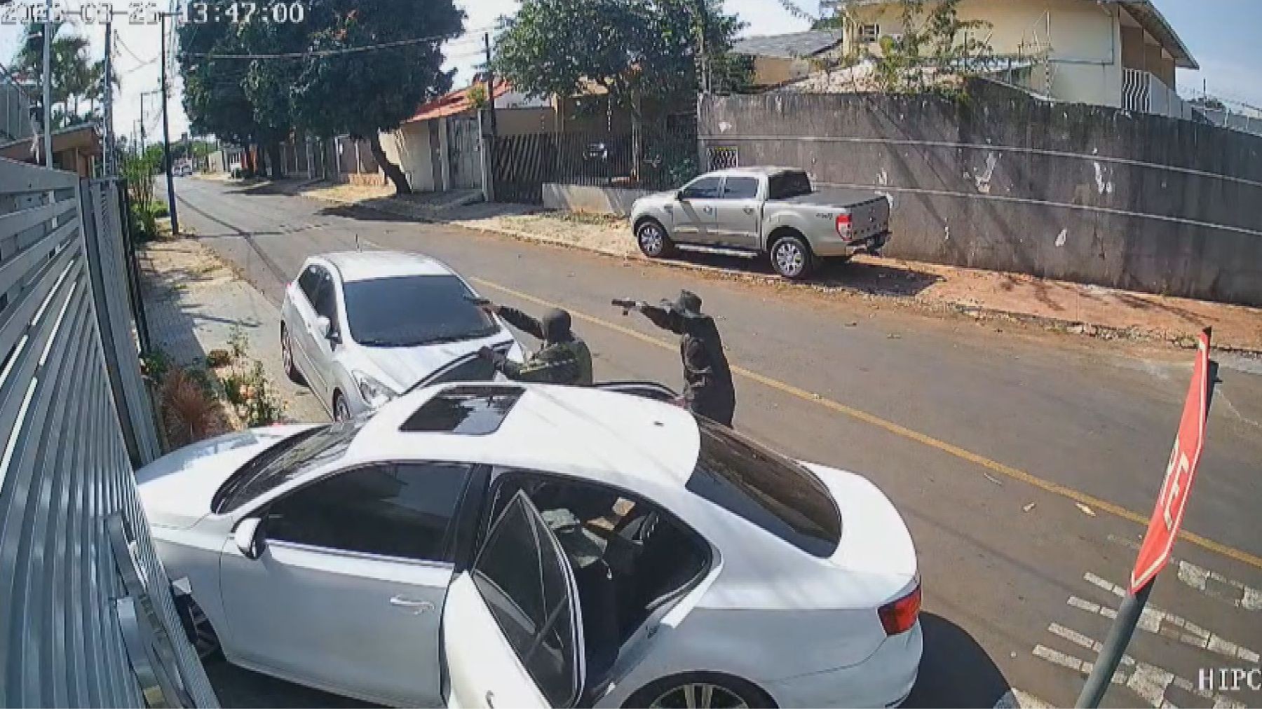 Vídeo: criminosos armados invadem casa, rendem moradores e fogem após roubar celulares no Paraná