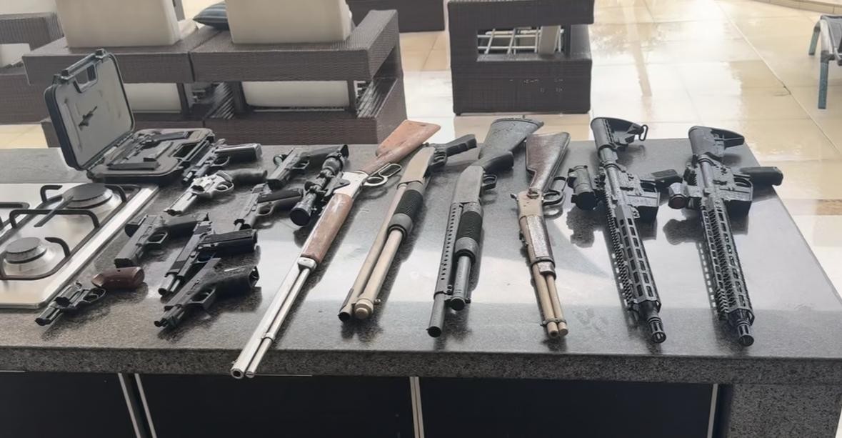 Arsenal com dez armas e munição é apreendido na casa de condenado por tráfico internacional de armas no Recreio dos Bandeirantes