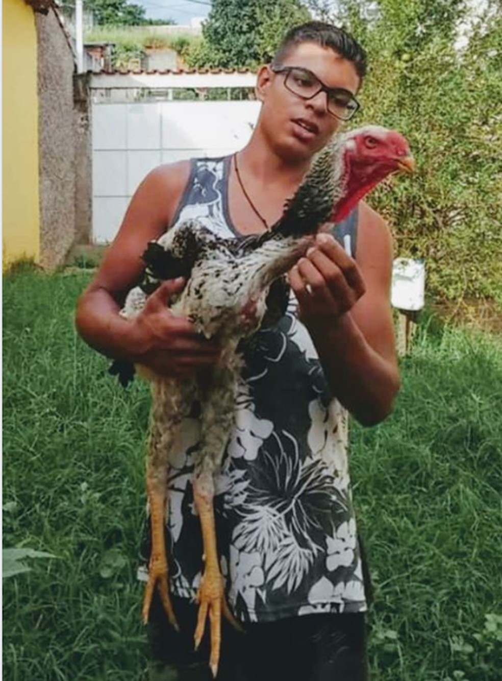 Guilherme quando era adolescente cuidando de um dos seus primeiros animais. — Foto: Reprodução/Facebook