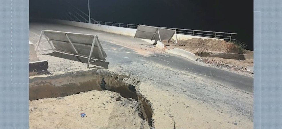 Vídeo enviado por morador mostra os danos causados na cabeceira da ponte sobre o Rio Tarauacá — Foto: Reprodução