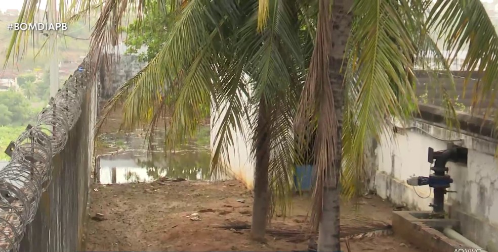Moradores passaram a noite assustados com vazamento em reservat&oacute;rio &mdash; Foto: Reprodu&ccedil;&atilde;o/TV Cabo Branco