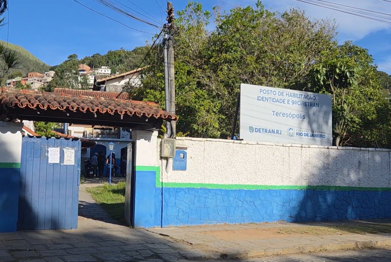 Usuários do Detran RJ enfrentam frio, calor e falta de acessibilidade em posto de Teresópolis