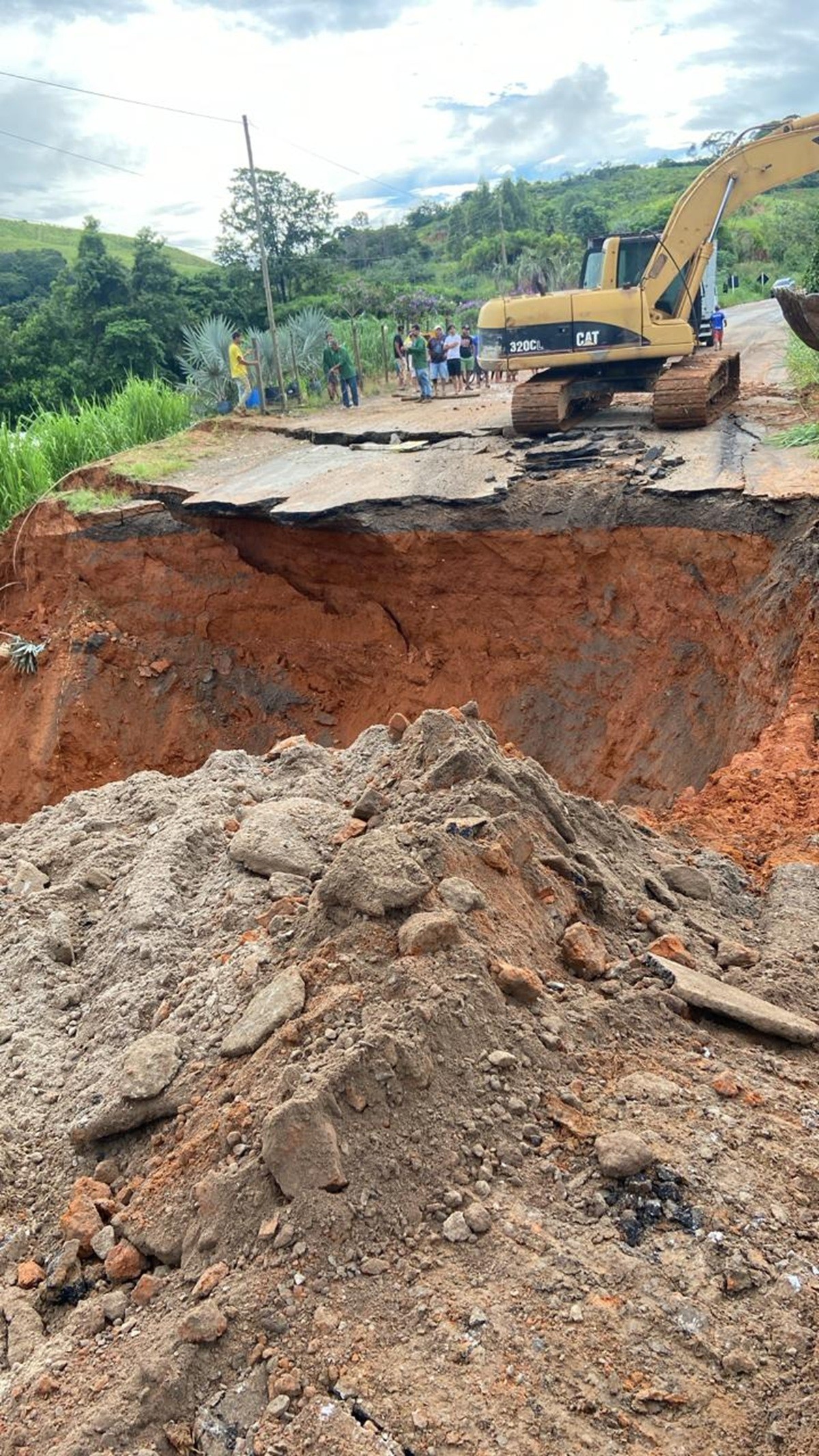 MG-285 é interditada após temporal abrir cratera na pista; veja rotas alternativas