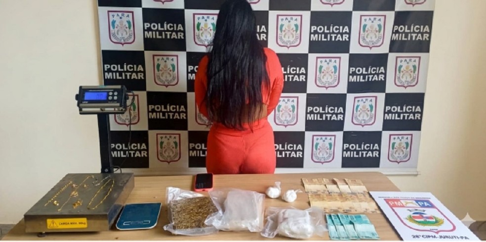 Mulher foi abordada quando saiu de embarcação em Juruti — Foto: Divulgação Polícia Militar