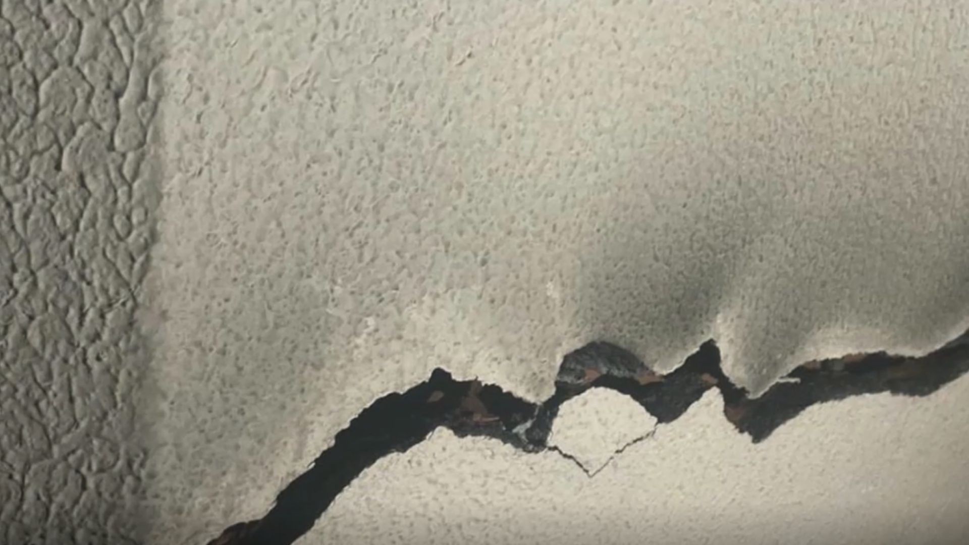 VÍDEO: incêndio destrói loja e interdita prédio no Sul do ES