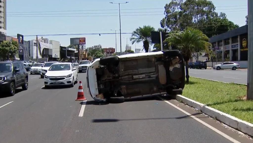 Carro bate em outro e capota após motorista tentar evitar acidente na Rondon Pacheco em Uberlândia