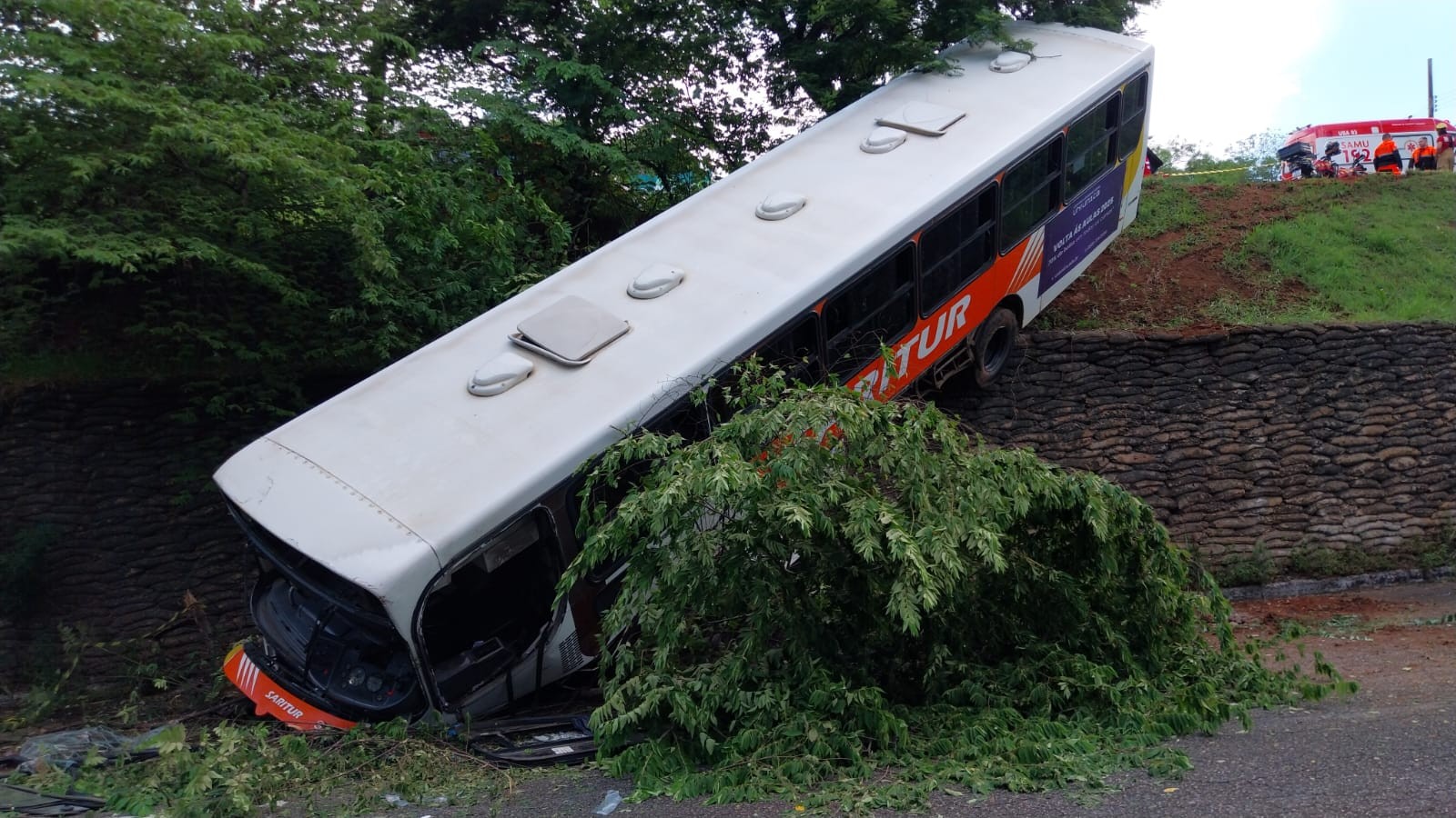 Sete ficam feridos em acidente com ônibus no perímetro urbano de Ipatinga