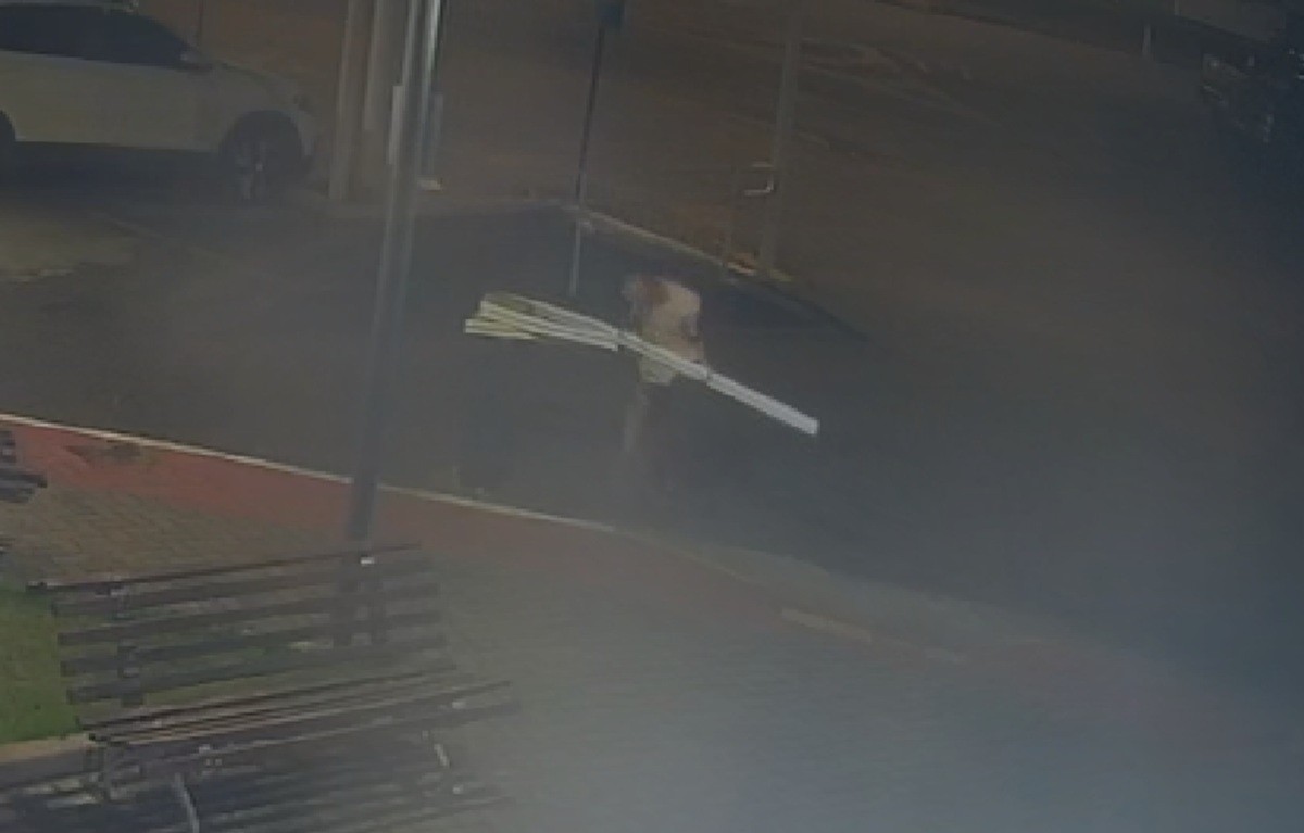 Câmera flagra homem danificando cancela de estacionamento da Câmara de Vereadores de Itaocara