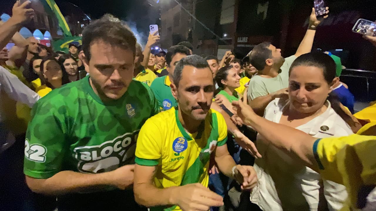 Apoiadores de Flávio Bolsonaro fazem caminhada pelo Centro de Divinópolis