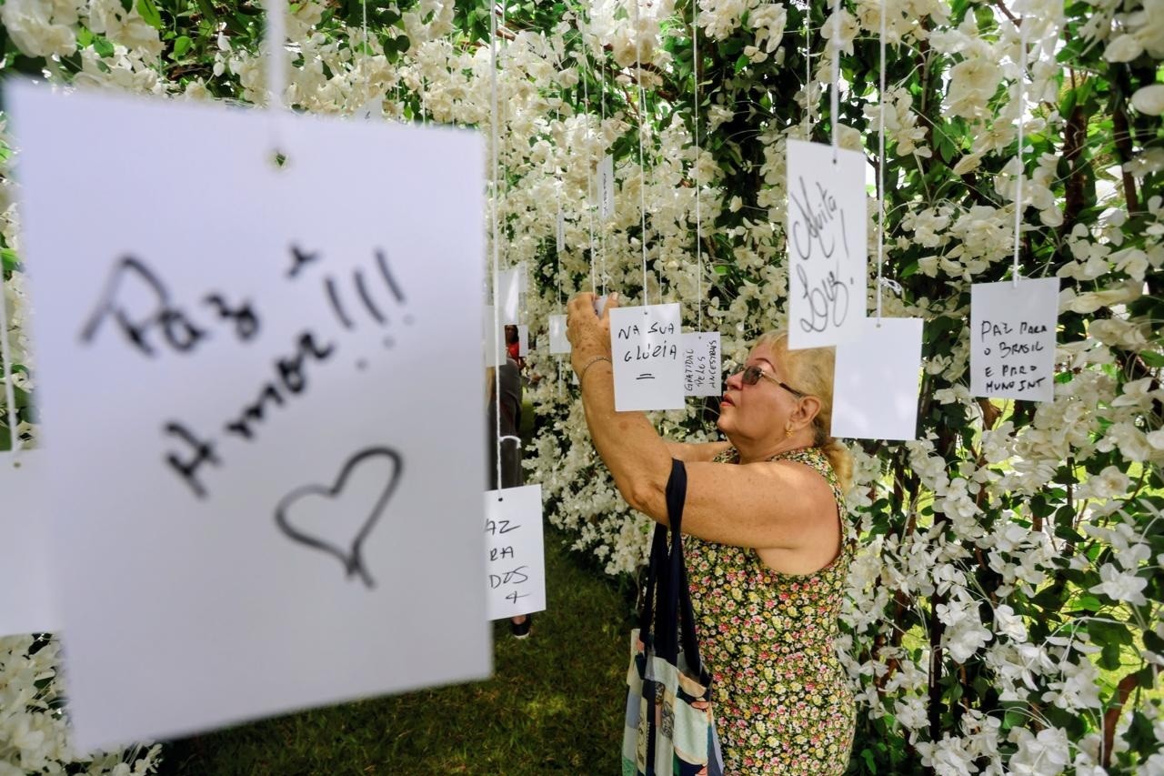 Instalação com 100 mil flores em cemitério no Dia de Finados pede paz no Rio