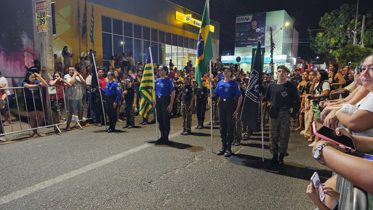 IMAGENS: Mais de 5 mil alunos de escolas estaduais desfilam em homenagem ao 7 de Setembro na Zona Sudeste de Teresina
