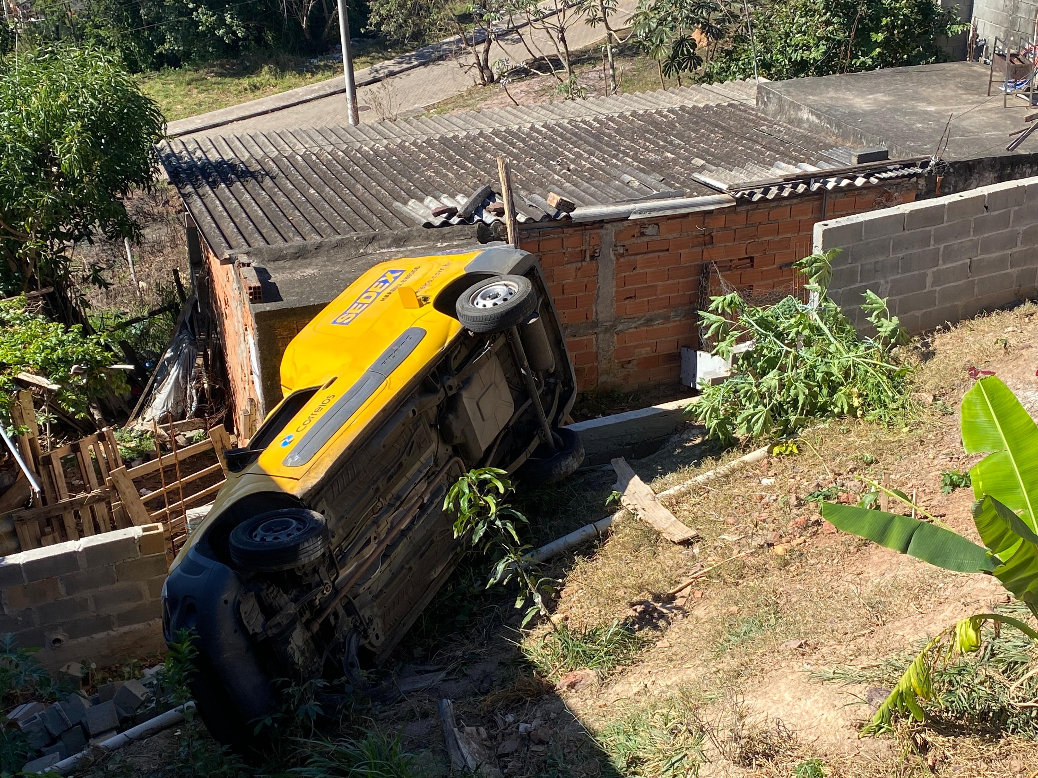 Ladrão rouba carro dos Correios, perde o controle da direção e cai em ribanceira em São José dos Campos
