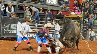 Salva-vidas ajudam atleta caído na arena no rodeio internacional da Festa do Peão de Barretos 2023 — Foto: Érico Andrade/g1