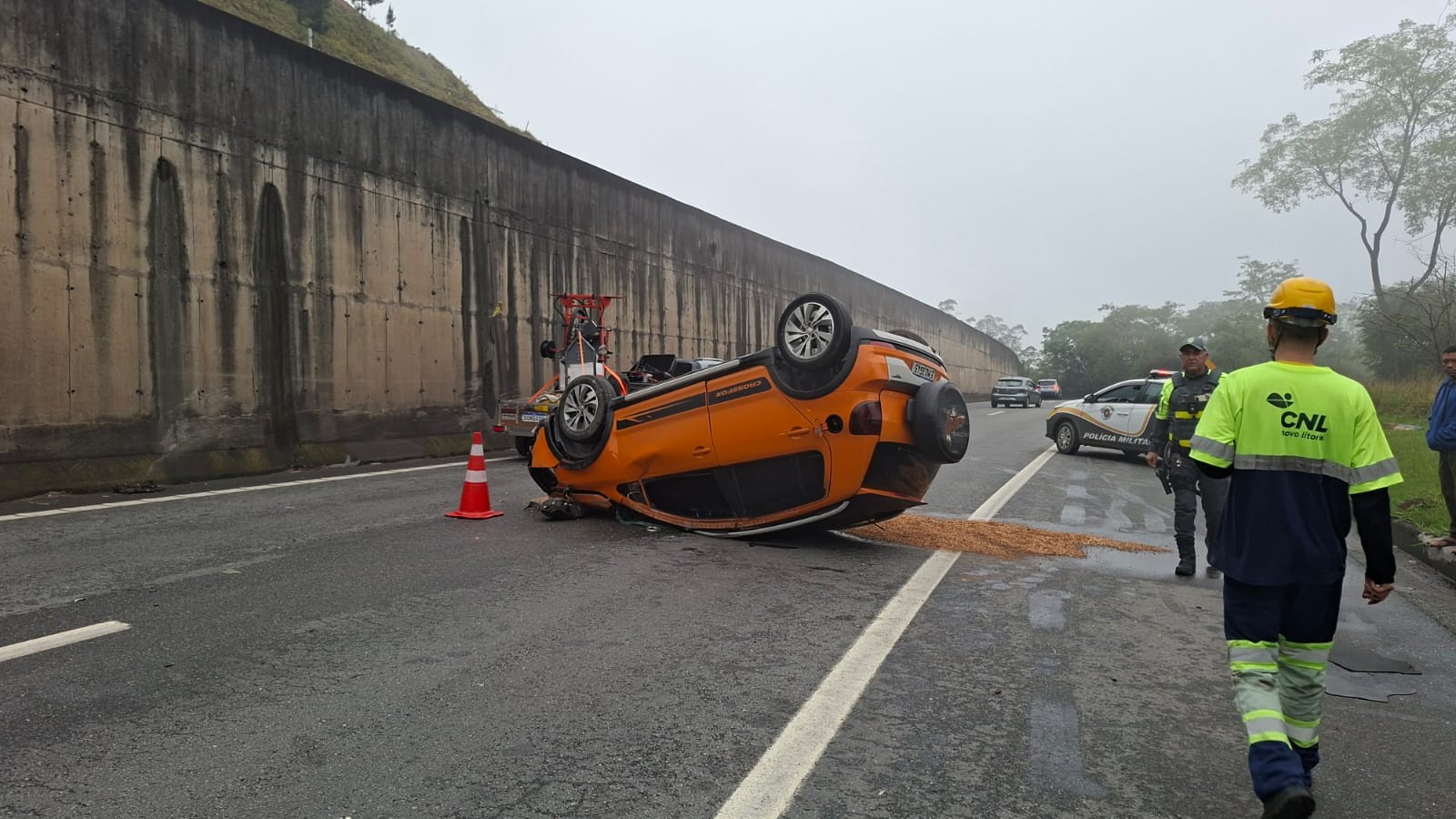 Carro capota na Mogi-Dutra e motorista de 39 anos fica ferida