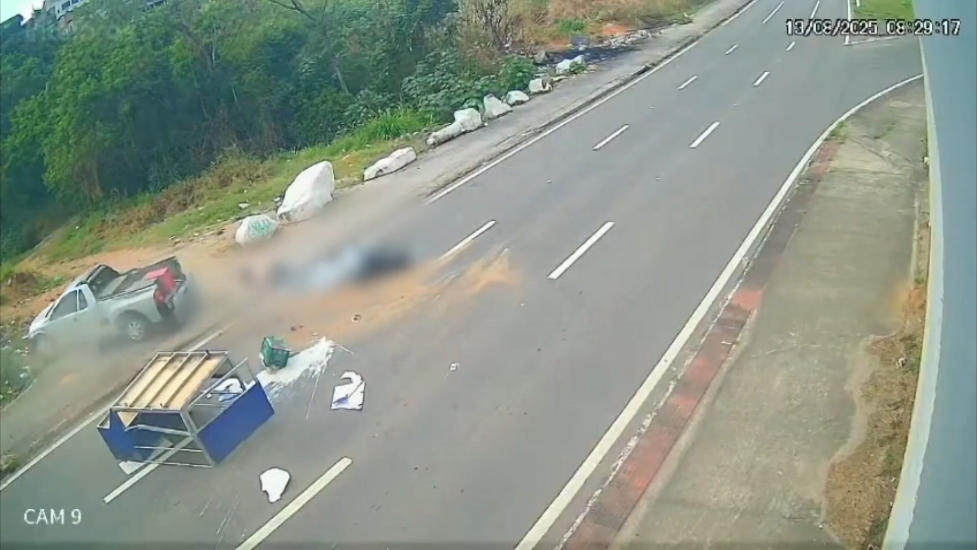 VÍDEO: motociclista atinge carro atravessado em avenida e piloto fica gravemente ferido em Cariacica