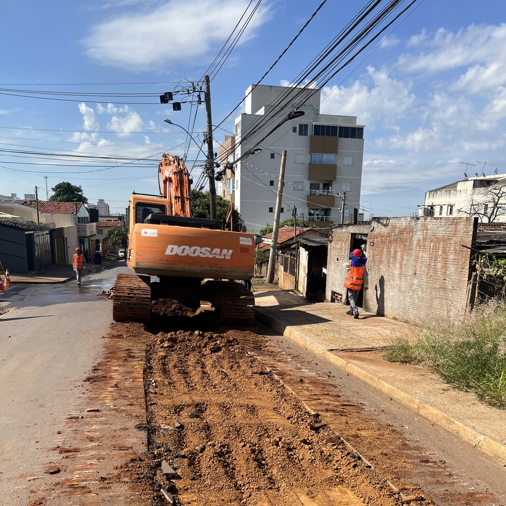 Na Avenida Tomaz de Aquino, a nova rede de drenagem já foi executada — Foto: Assessoria de Comunicação da Prefeitura Patos de Minas