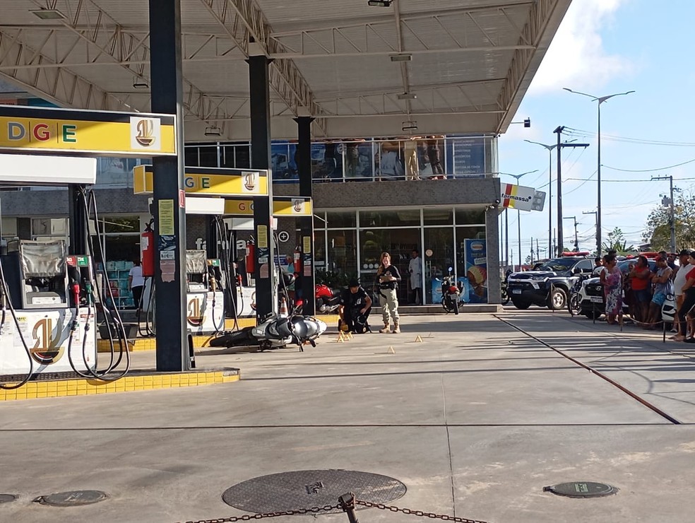 Frentista de posto de combustíveis é morto a tiros enquanto abastecia motocicleta de cliente, em João Pessoa — Foto: Hebert Araújo/TV Cabo Branco