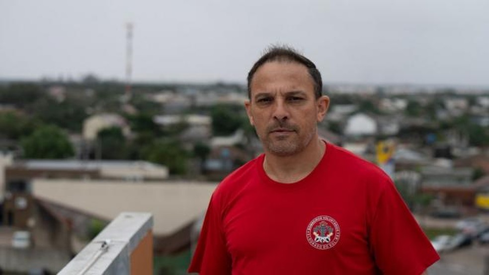 Rudnei Santos é um dos bombeiros que trabalharam incessantemente desde o início das enchentes — Foto: FERNANDO OTTO/BBC