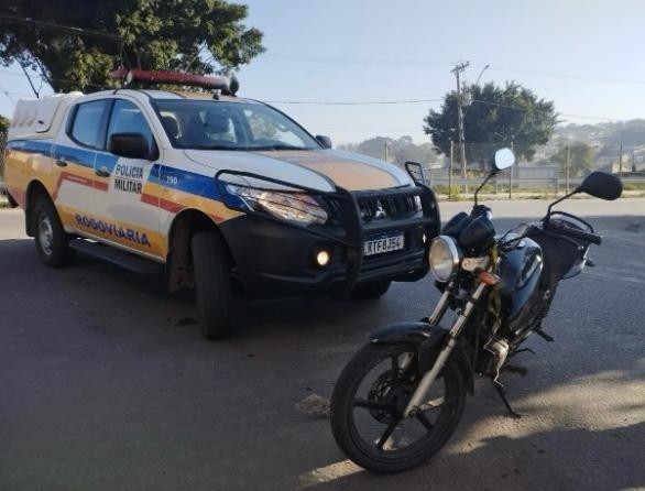 Inabilitado e com sinais de embriaguez, homem é detido ao ser flagrado em moto na contramão na MG-050