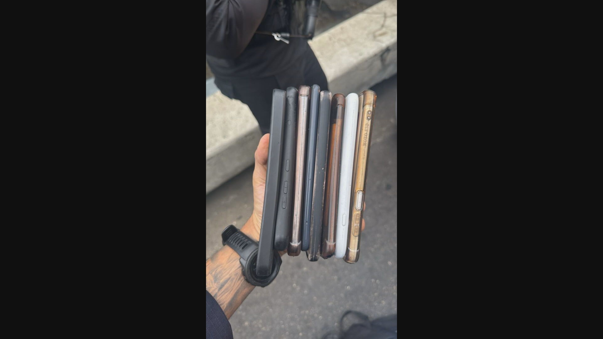 PM apreende 16 celulares e uma faca após roubo no centro do Rio