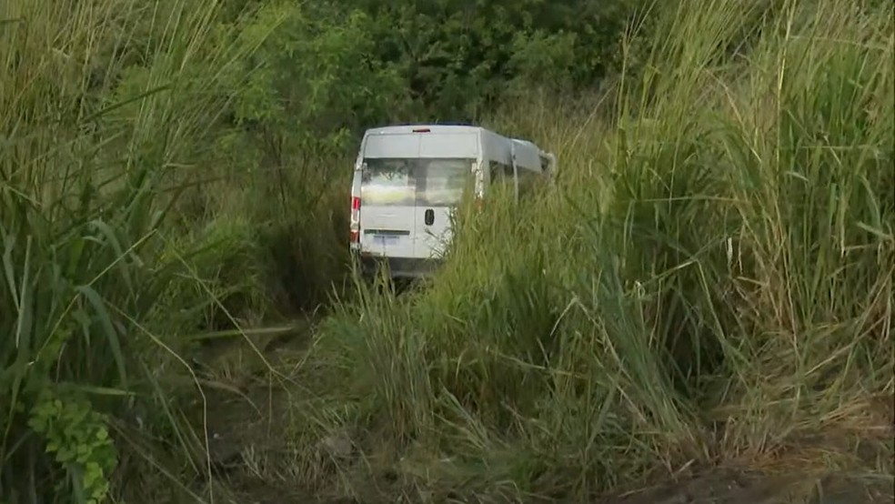 Com o impacto no caminhão, a van saiu da pista e parou em um trecho de mata nas margens da BR-230 — Foto: Reprodução/TV Cabo Branco