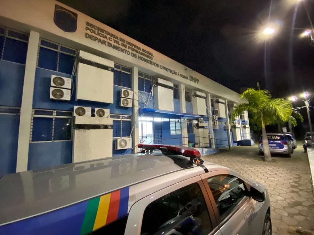 Homem morre após ser esfaqueado por ex-companheira dentro de casa enquanto segurava filho de 11 meses nos braços