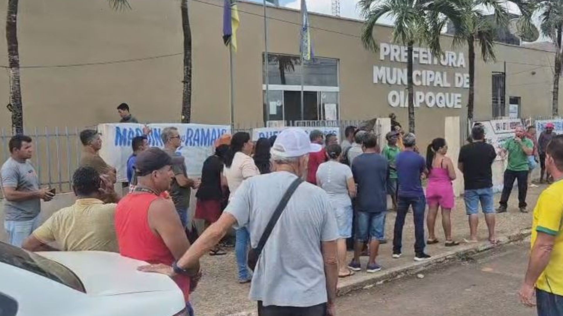 Agricultores de Oiapoque protestam na prefeitura por melhorias em estradas e pontes 