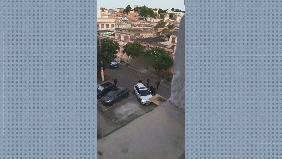 Momento em que policial bate com o fuzil no vidro do carro da médica — Foto: Reprodução/TV Globo