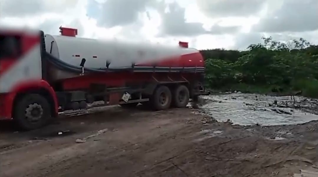 Vídeo: limpadora de fossas é investigada por crime ambiental após despejar resíduos de aterro sanitário em área residencial no PI