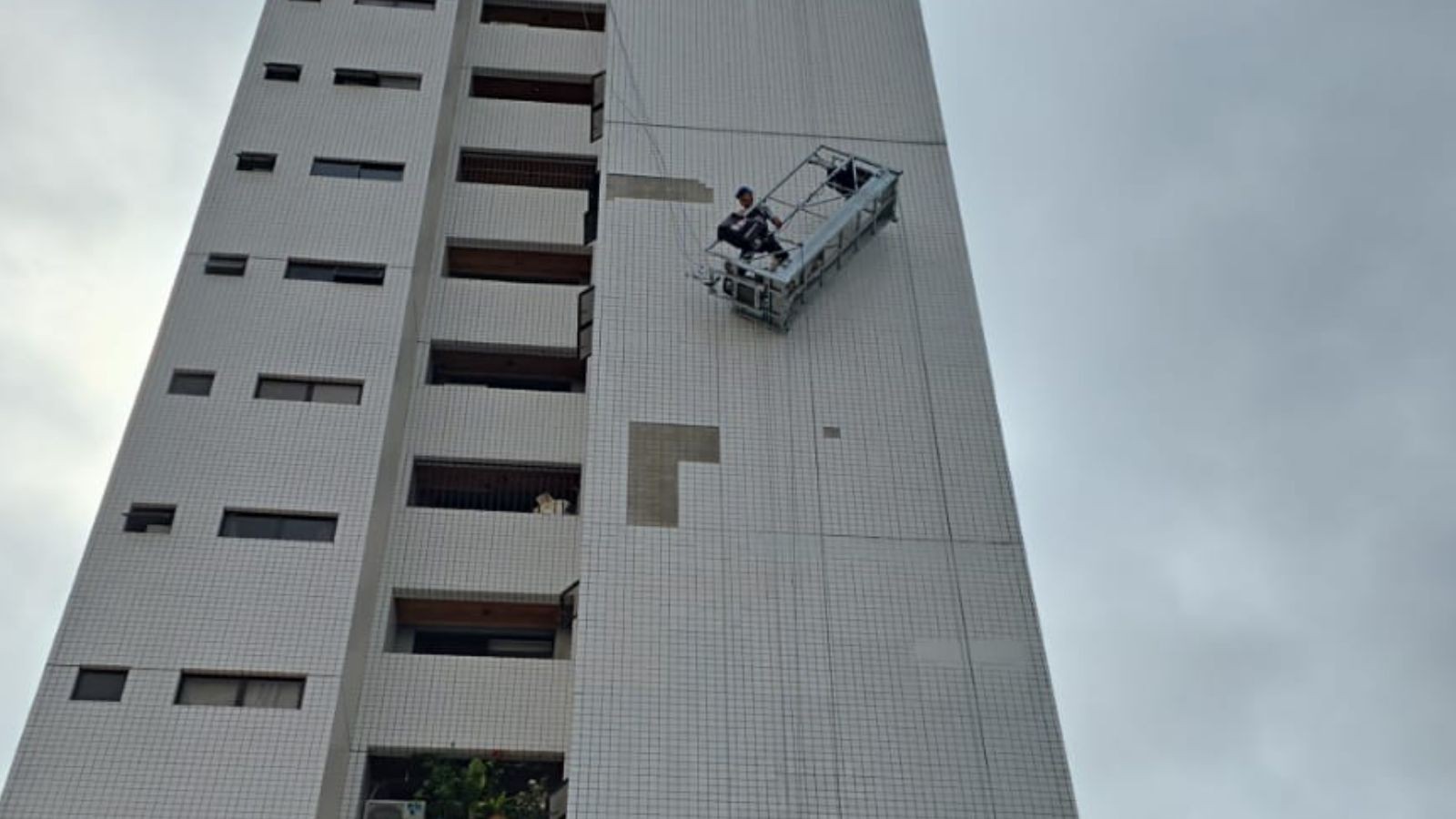 Trabalhador fica pendurado em prédio após falha em cabo de plataforma em Teresina