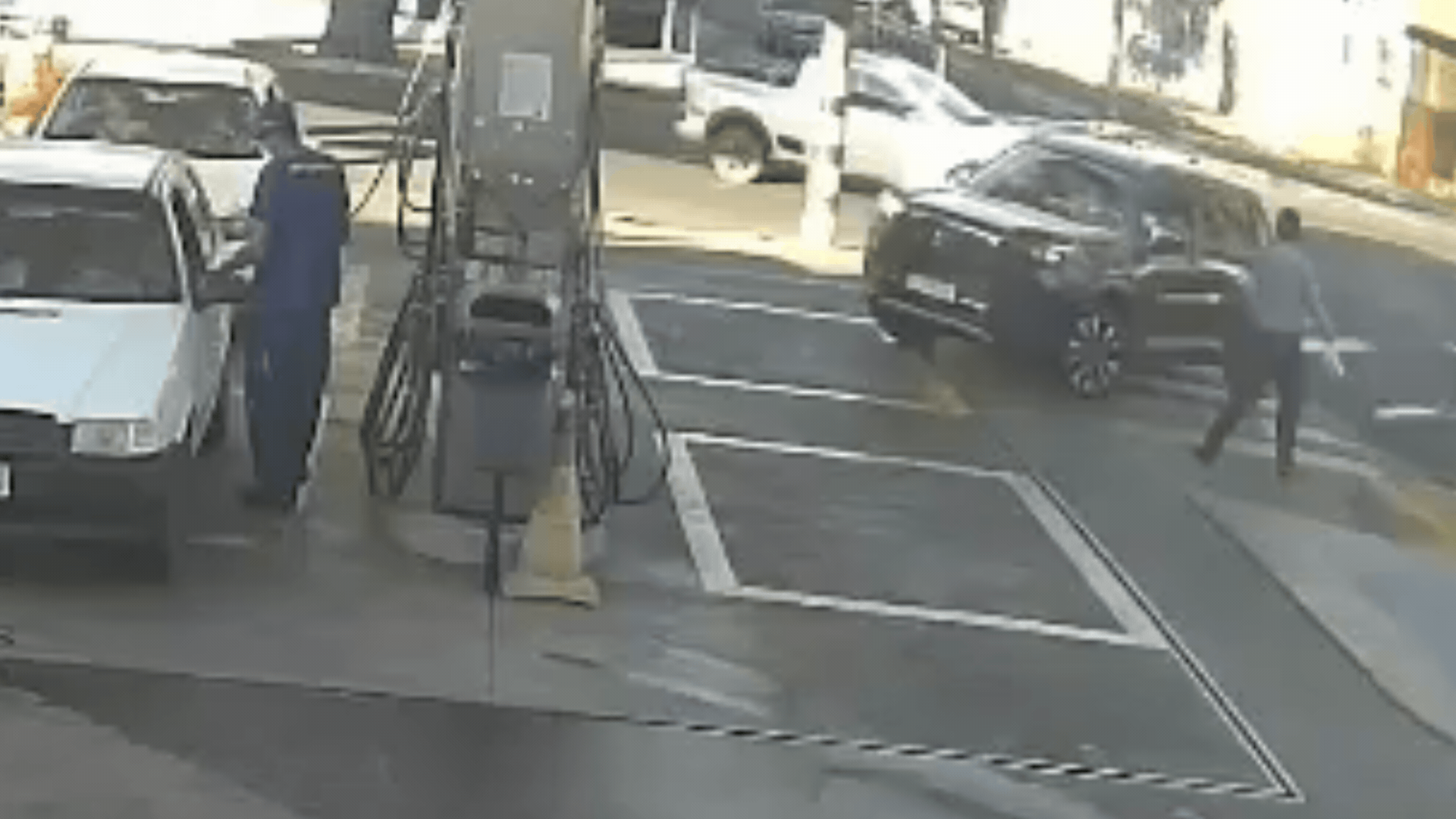 VÍDEO: Motorista passa mal e derruba bomba de posto de combustíveis em Uberaba