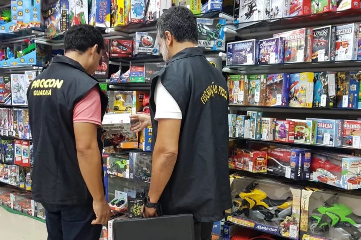 Procon Guarujá realiza Operação Natal para fiscalizar comércio e orientar consumidores