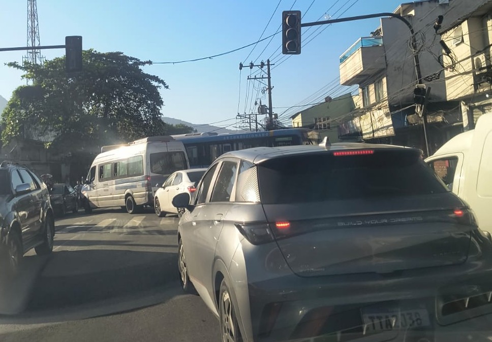 Ônibus são usados como barricadas durante operação na Cidade de Deus