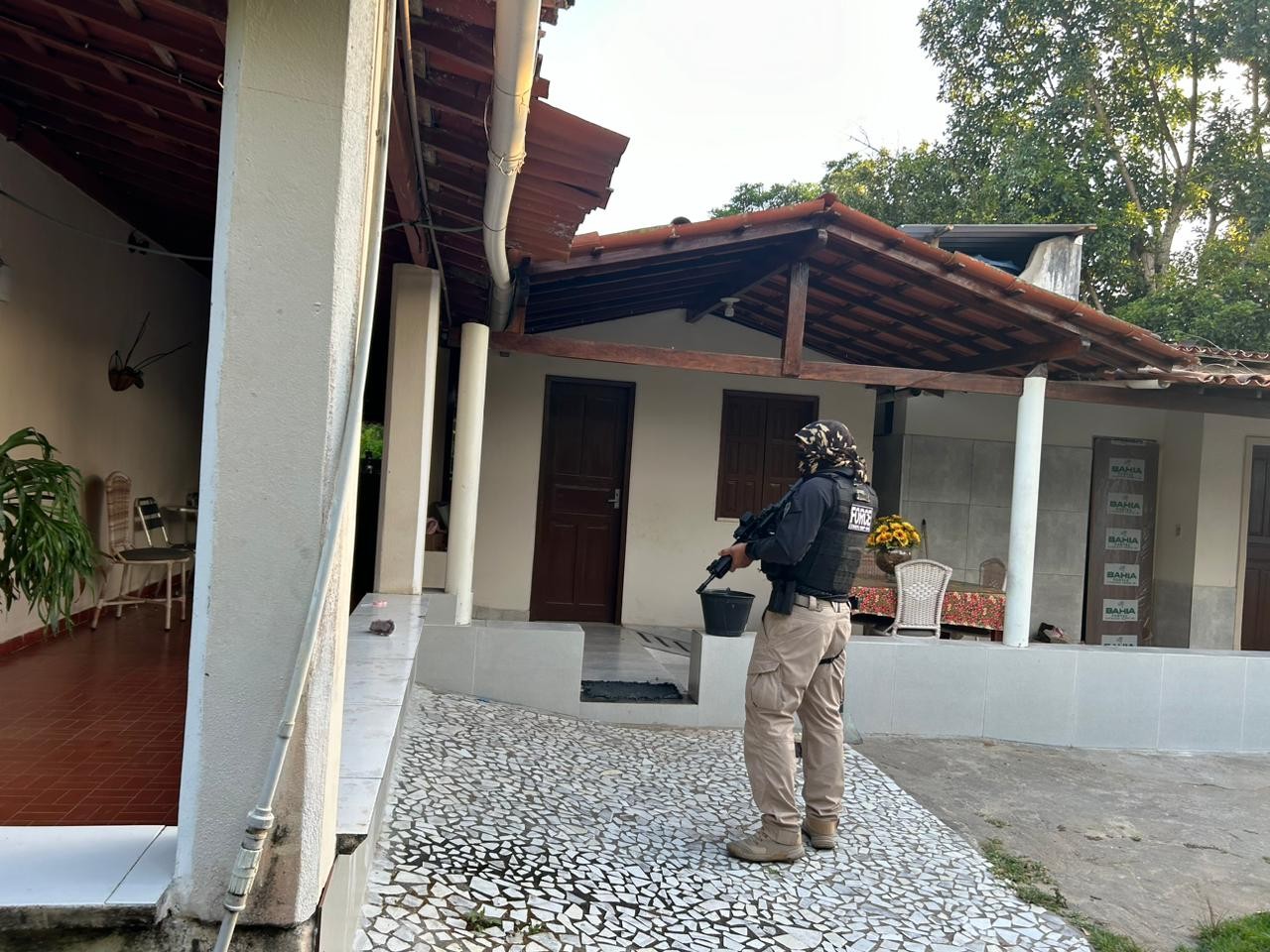 Quatro policiais militares são presos suspeitos de executar homem no fundo de um bar do Recôncavo da Bahia