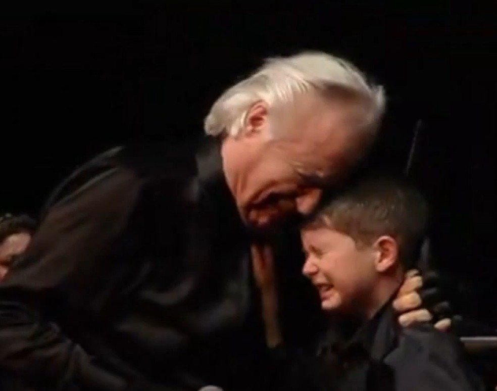 Maestro João Carlos Martins chora ao ver menino de 6 anos com