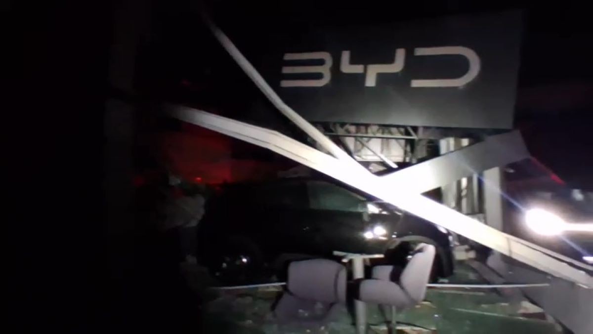Temporal derruba estrutura de concessionária e atinge carros elétricos de gigante do mercado no RS; veja outros estragos