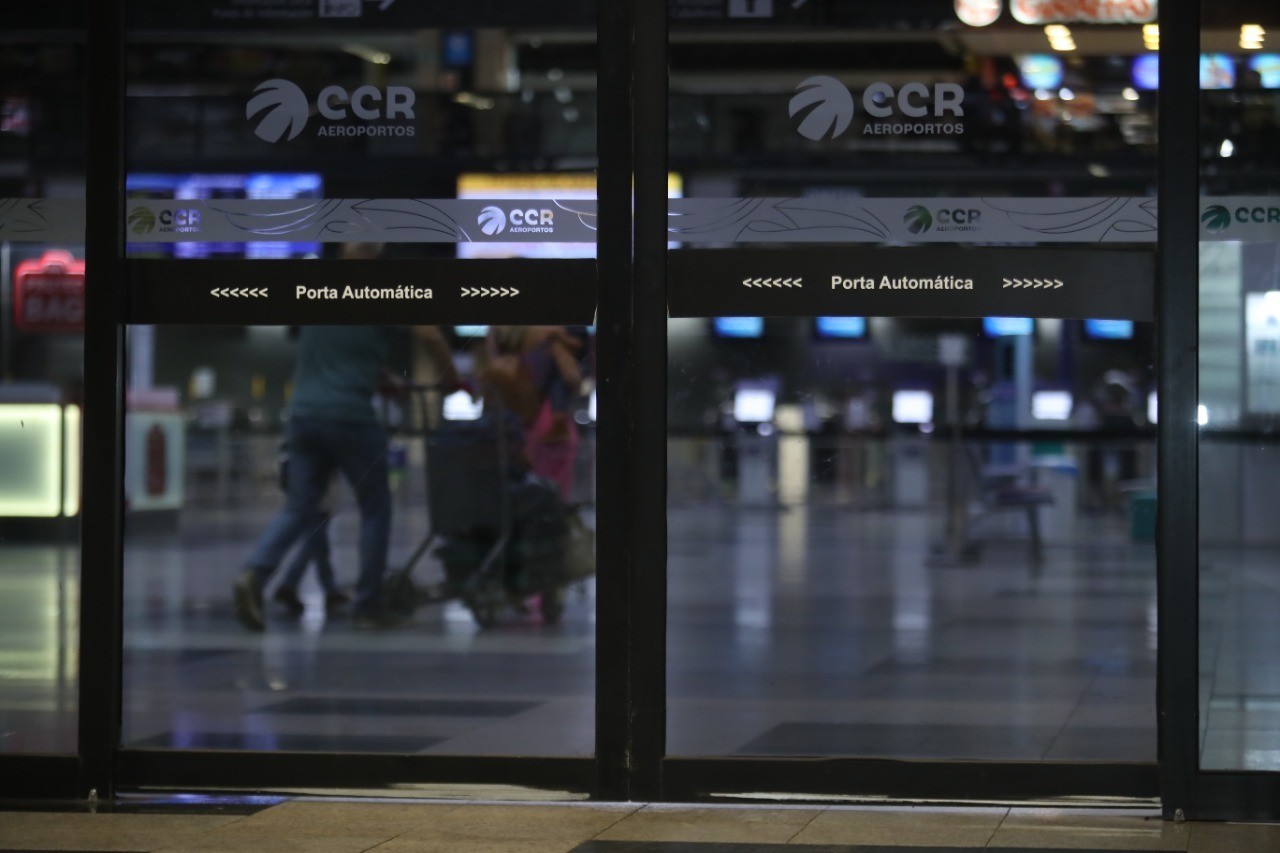 Pane no controle de tráfego aéreo em SP provoca cancelamento de 15 voos no Paraná