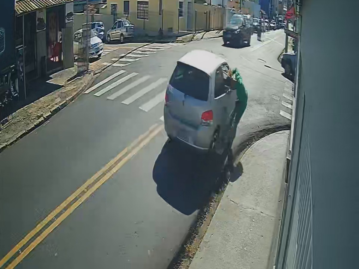VÍDEO: gari é atropelada enquanto varre rua, e motorista foge sem prestar socorro no interior de SP
