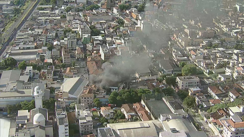 Coluna de fumaça causada por incêndio na Zona Norte do Rio de Janeiro — Foto: Reprodução/ TV Globo