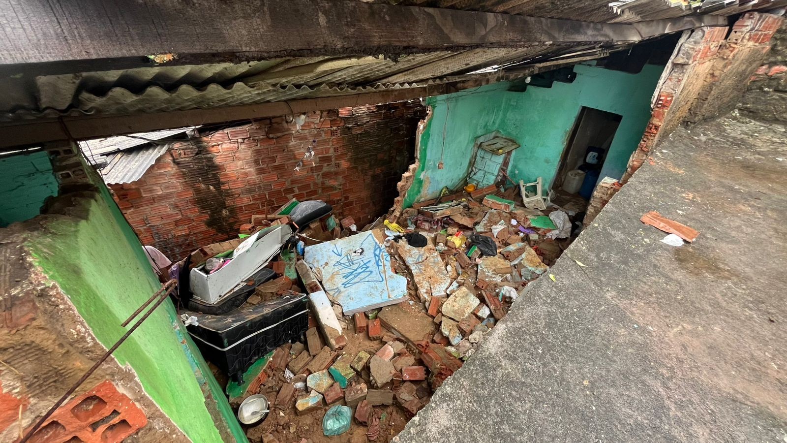 Chuvas causam deslizamentos de barreiras no Grande Recife e criança fica ferida em Jaboatão