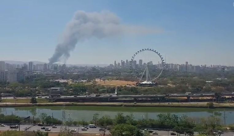 Galpão pega fogo na Lapa, em SP