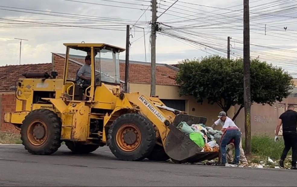 Pá carregadeira faz o trabalho de coleta de lixo da cidade enquanto caminhões estão quebrados em Birigui  — Foto: Cláudio Peron/TV TEM
