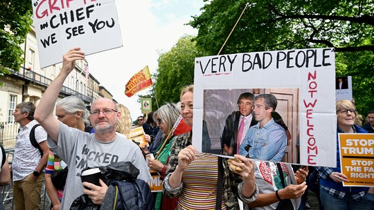 'Não é bem-vindo': Trump enfrenta protestos em visita à Escócia