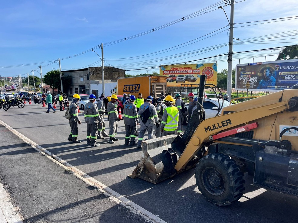 Duas faixas da Avenida Felizardo Moura são interditadas após afundamento na pista — Foto: Vinicius Marinho/Inter TV Cabugi