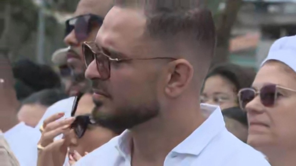 Diogo Nogueira no enterro de Arlindo Cruz — Foto: Reprodução/TV Globo