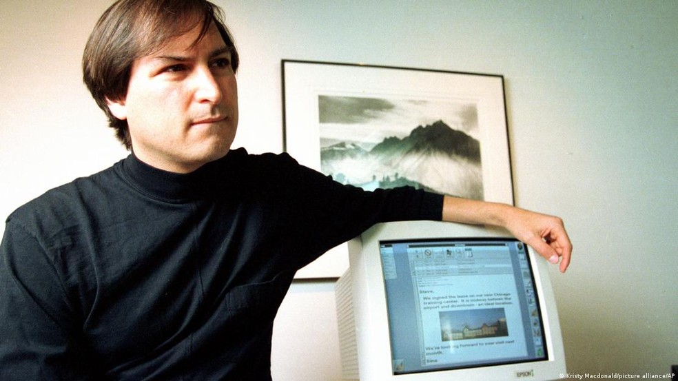 O cargo de CEO da Apple é icônico, em grande parte, devido à gestão do fundador da empresa, Steve Jobs — Foto: Kristy Macdonald/picture alliance/AP via DW