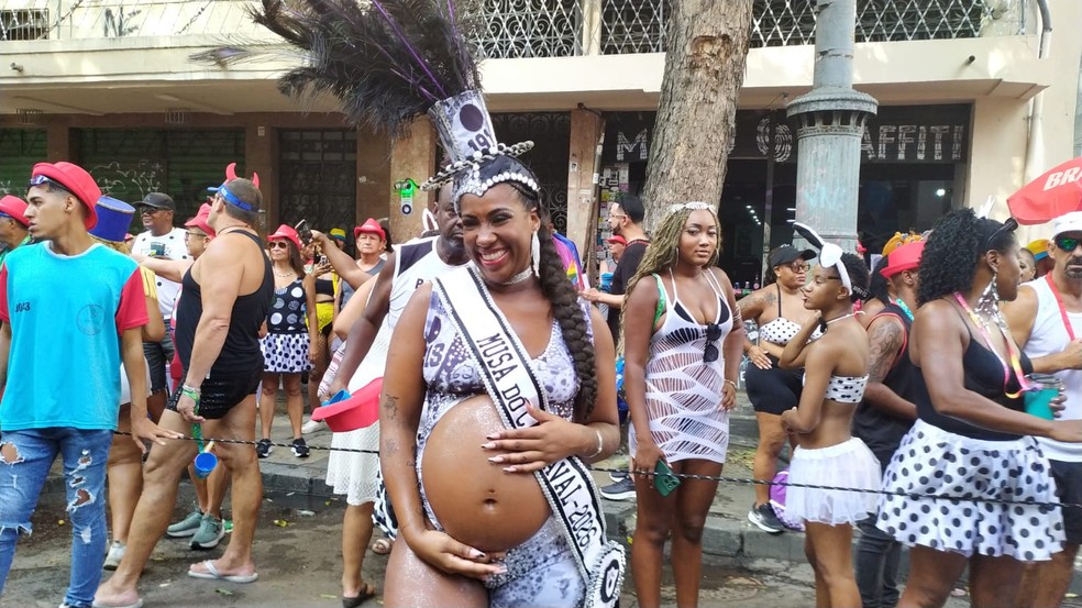 Taissa Marins, musa do Cordão da Bola Preta, está grávida de 5 meses — Foto: Patrícia Teixeira / g1