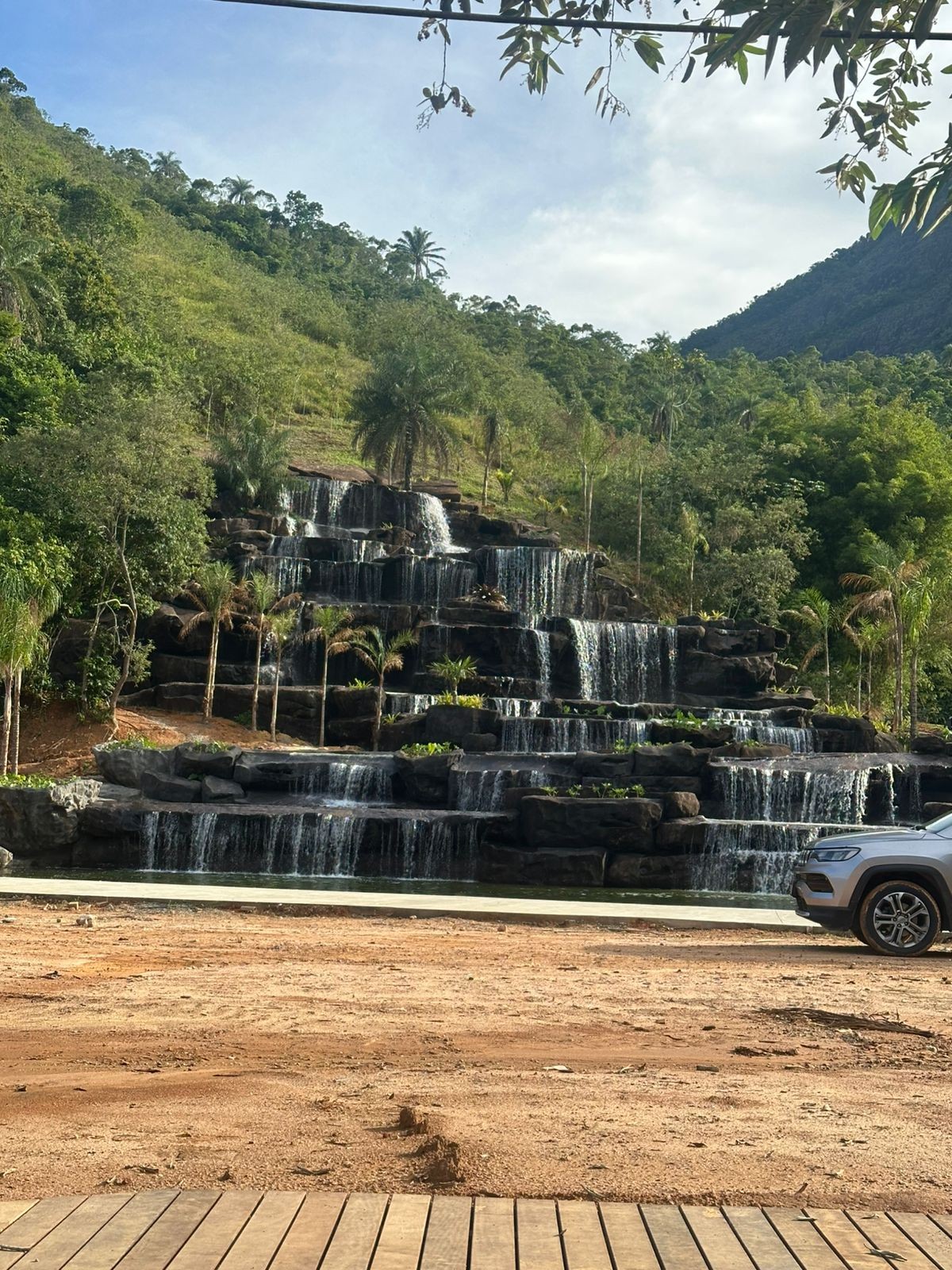Morador de Magé constrói cachoeira sustentável de 25 m de queda e captação de água da chuva