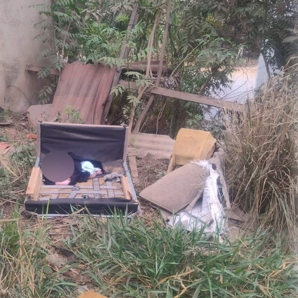 Recém-nascido é encontrado abandonado dentro de sofá velho em lote da Grande BH — Foto: Divulgação/PMMG