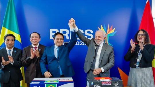 Brics: Em agenda com lideranças no Rio, Lula troca presentes e define compromissos - Presidente brasileiro deu uma caixa de carnes da Friboi para o primeiro-ministro do Vietnã e recebeu, em troca, uma caixa de tilápia. Lula classificou o ato como "primeira exportação" desses produtos entre os dois países.